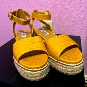 Steve Madden stylish mustard Gabi sandals, sz. 7.5
